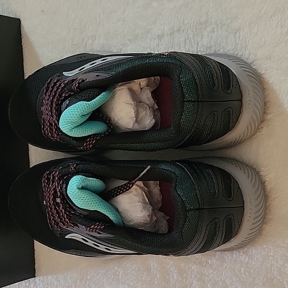 SAUCONY BRAND NEW WOMEN'S RUNNERS SIZE 6 WIDE - Picture 7 of 11